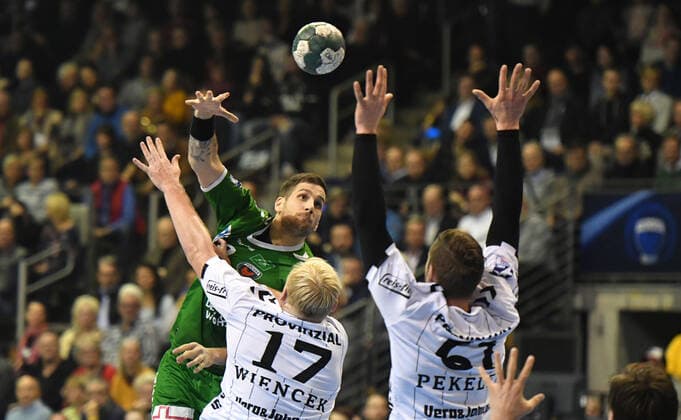 Stipe Mandalinic Füchse , at the throw, front Patrick Wiencek Kiel , Hendrik Pekeler Kiel , Füchse Berlin THW Kiel 1 Bundesliga, DKB Handballbundesliga, 2019 2020 Men, Men, Men, Handball, Germany, Germany, Max Schmeling Halle Berlin, 12 12 2019