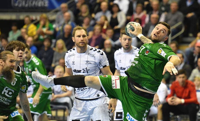 Johan Koch Füchse , at the throw, behind Steffen Weinhold Kiel , Niclas Ekberg Kiel , Füchse Berlin THW Kiel 1 Bundesliga, DKB Handballbundesliga, 2019 2020 Men, Men, Handball, Germany, Germany, Max Schmeling Halle Berlin, 12 12 2019