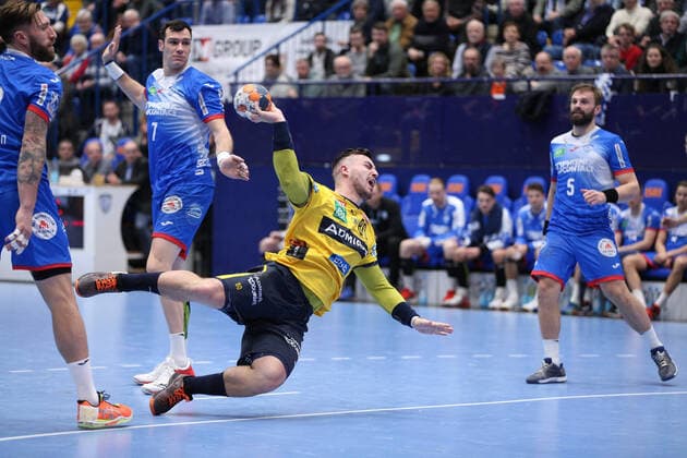 v l Isaias Guardiola TBV Lemgo Lippe 7 , Jannik Kohlbacher Rhein Neckar Loewen 80 GER, Handball, 1 Bundesliga, TBV Lemgo Lippe against Rhein Neckar Loewen, 12 12 2019 Lemgo Copyright: xStrohdiekx Eibner-Pressefotox EP_jsk