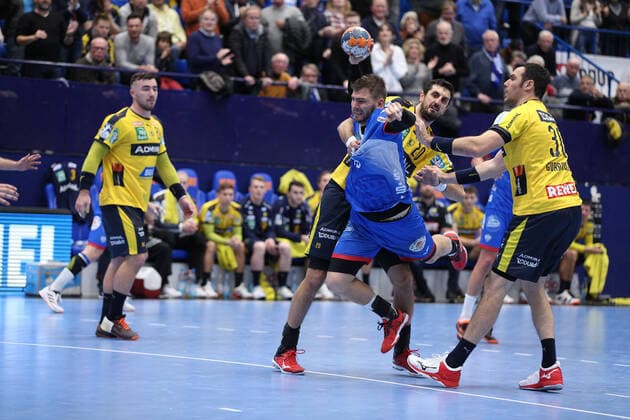 v l Christoph Theuerkauf TBV Lemgo Lippe 13 , Ilija Abutovic Rhein Neckar Loewen 20 , Gedeon Guardiola Rhein Neckar Loewen 30 GER, Handball, 1 Bundesliga, TBV Lemgo Lippe vs Rhein Neckar Loewen, 12 12 2019 Lemgo Copyright: xStrohdiekx Eibner-Pressefotox EP_jsk