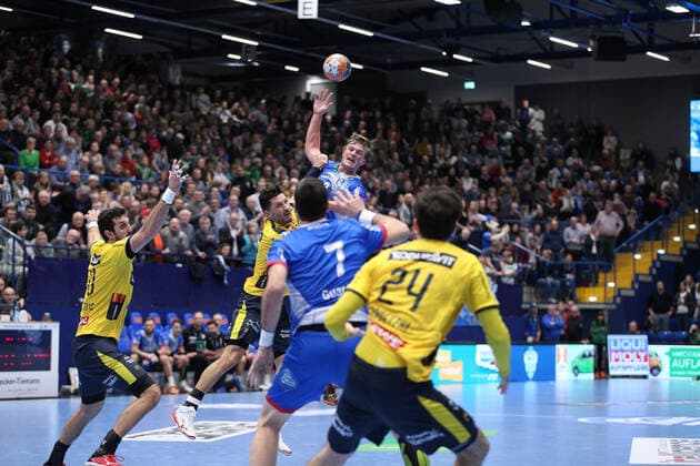 v l Ilija Abutovic Rhein Neckar Loewen 20 , Alexander Petersson Rhein Neckar Loewen 32 , Isaias Guardiola TBV Lemgo Lippe 7 , Jonathan Carlsbogard TBV Lemgo Lippe 9 , Patrick Groetzki Rhein Neckar Loewen 24 GER, Handball, 1 Bundesliga, TBV Lemgo Lippe vs Rhein Neckar Loewen, 12 12 2019 Lemgo Copyright: xStrohdiekx Eibner-Pressefotox EP_jsk