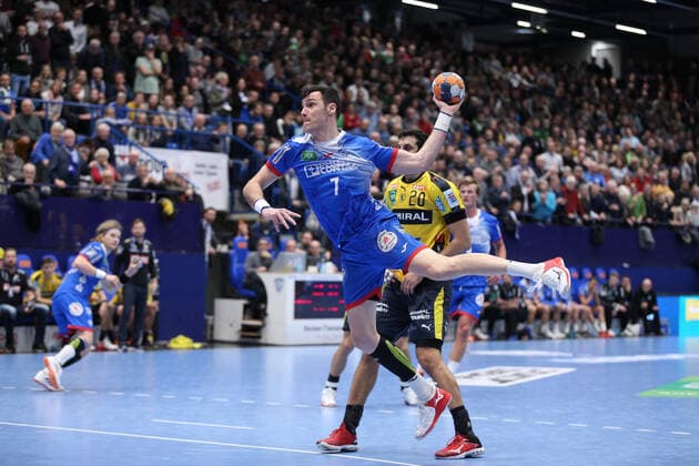Isaias Guardiola TBV Lemgo Lippe 7 past Ilija Abutovic Rhein Neckar Loewen 20 behind GER, Handball, 1 Bundesliga, TBV Lemgo Lippe against Rhein Neckar Loewen, 12 12 2019 Lemgo Copyright: xStrohdiekx Eibner-Pressefotox EP_jsk
