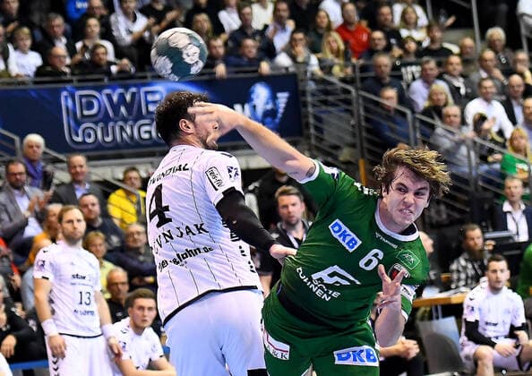 12 12 2019, xlakx, Handball Bundesliga, Fuechse Berlin THW Kiel emspor, v l Domagoj Duvnjak THW Kiel 4, for goal throw Jacob Tandrup Holm Fuechse Berlin 6 Berlin