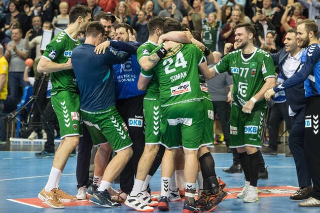 Incredible scenes after the close victory of the Foxes Berlin against the THW Kiel in Berlin Action Scene of the game Landscape horizontal Event Event Foxes Berlin vs. THW Kiel HBL Handball Bundesliga 2019 20 17 Matchday Location Location Max Schmeling Halle Berlin Germany Germany Europe Date 12 12 2019 Stiehl Photography