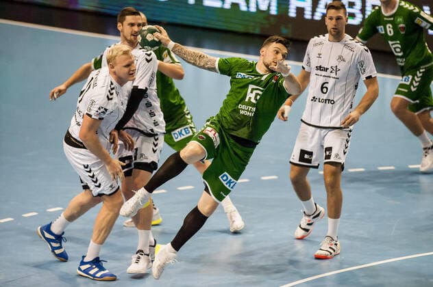 Johan Koch GER 77 Foxes Berlin against the Kiel defense through action game scene landscape horizontal horizontal event event event foxes Berlin vs. THW Kiel HBL Handball Bundesliga 2019 20 17 game day location location location Max Schmeling Halle Berlin Germany Germany Europe Date 12 12 2019 Stiehl Photography