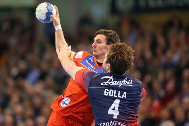 SG Flensburg Handewitt vs. HBW Balingen, LIQUI MOLY Handball Bundesliga, 12 12 19 Flensburg Jona Schoch HBW Balingen Weilstetten, 22 vs. Johannes Golla SG Flensburg Handewitt, 04 Copyright: xBEAUTIFULxSPORTS MarioxM.xKobergx