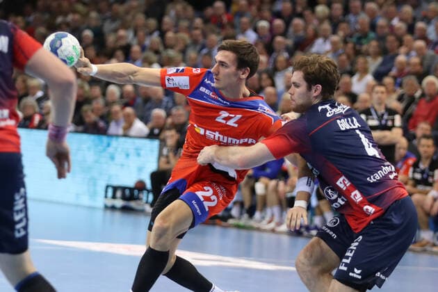 SG Flensburg Handewitt vs. HBW Balingen, LIQUI MOLY Handball Bundesliga, 12 12 19 Flensburg Jona Schoch HBW Balingen Weilstetten, 22 vs. Johannes Golla SG Flensburg Handewitt, 04 Copyright: xBEAUTIFULxSPORTS MarioxM.xKobergx