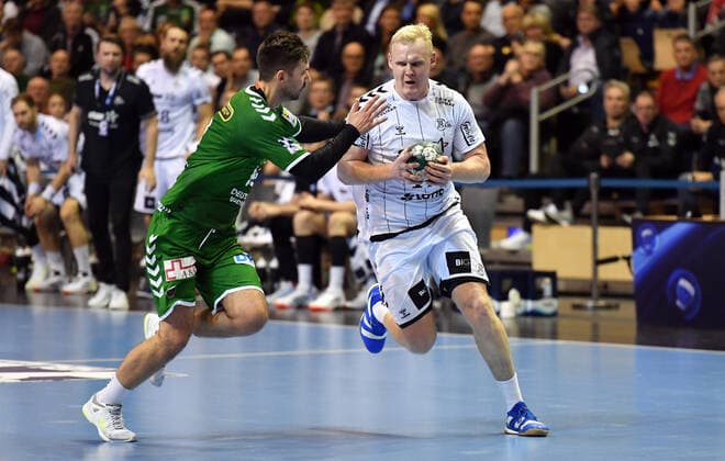 Patrick Wiencek Kiel , with ball, left Fabian Wiede Füchse , Füchse Berlin THW Kiel 1 Bundesliga, DKB Handballbundesliga, 2019 2020 Men, Men, Men, Handball, Germany, Germany, Max Schmeling Halle Berlin, 12 12 2019