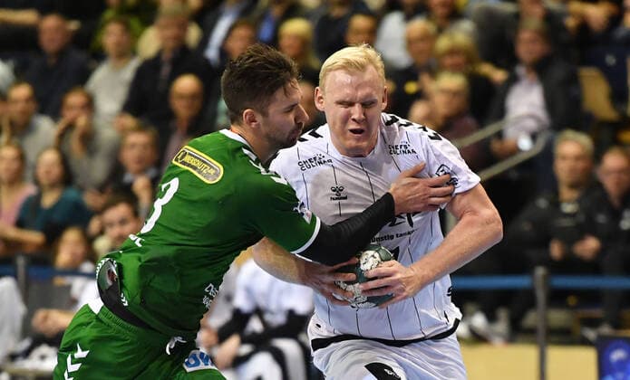 Patrick Wiencek Kiel , with ball, left Fabian Wiede Füchse , Füchse Berlin THW Kiel 1 Bundesliga, DKB Handballbundesliga, 2019 2020 Men, Men, Men, Handball, Germany, Germany, Max Schmeling Halle Berlin, 12 12 2019