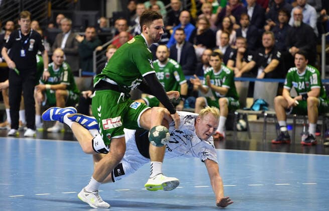 Patrick Wiencek Kiel , with ball, left Fabian Wiede Füchse , Füchse Berlin THW Kiel 1 Bundesliga, DKB Handballbundesliga, 2019 2020 Men, Men, Men, Handball, Germany, Germany, Max Schmeling Halle Berlin, 12 12 2019