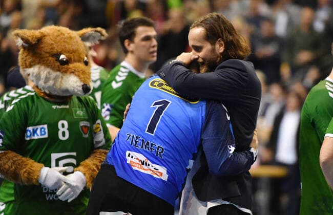 Silvio Heinevetter Torwart Füchse , embraces Martin Ziemer Torwart Füchse , after the game Füchse Berlin THW Kiel 1 Bundesliga, DKB Handballbundesliga, 2019 2020 Men, Men, Handball, Germany, Germany, Max Schmeling Halle Berlin, 12 12 2019