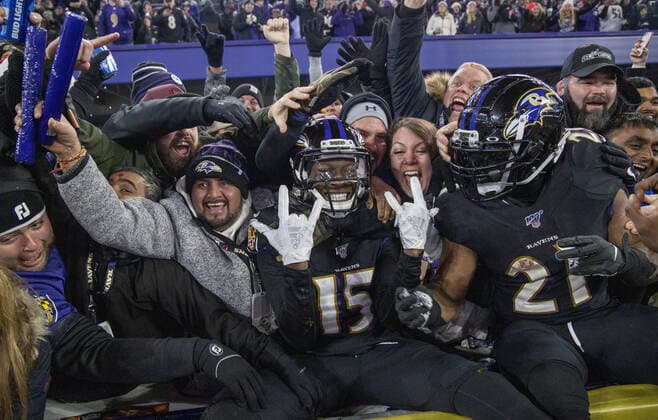 Bilder des Jahres 2019, Sport 12 Dezember Baltimore Ravens wide receiver Marquise Brown (15) and Baltimore Ravens running back Mark Ingram (21) celebrates with fans after scoring a touchdown against the New York Jets in the 3rd quarter at M&T Bank Stadium in Baltimore, Maryland on Thursday, December 12 2019.  WAP2019121213 TASOSxKATOPODIS