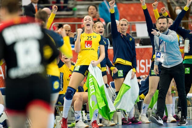 191213 Mikaela Messing and head coach Henrik Signell of Sweden celebrate during the Womens World Handball Championship game between Germany and Sweden on December 13, 2019 in Kumamoto Photo Daniel Stiller Bildbyran code DS 59427 bbeng dam women handball handball world 2019 handball sweden sweden vm germany germany cheers,  Copyright: DANIELxSTILLER BB191213DS012