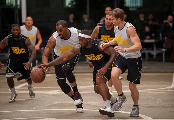 Bilder des Jahres 2019, Sport 12 Dezember December 12, 2019, Sacramento, CA, USA: Inmates play a game hosted by the Sacramento Kings and REPRESENT JUSTICE Campaign at Folsom State Prison on Thursday, December 12, 2019 in Sacramento. USA News - December 12, 2019 - ZUMAj89_ 20191212_zaf_j89_012 Copyright: xPaulxKitagakixJr.x