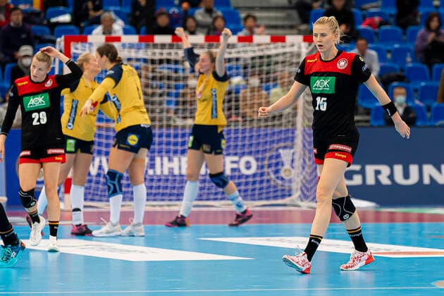 Handball, Womens World Cup 2019, Match for 7th place, 9th matchday , Germany Sweden Antje Lauenroth Germany Bietigheim , Kim Naidzinavicius Germany Bietigheim dissatisfied disappointed disappointed dejected frustrated, Kumamoto Park Dome Kumamoto Japan
