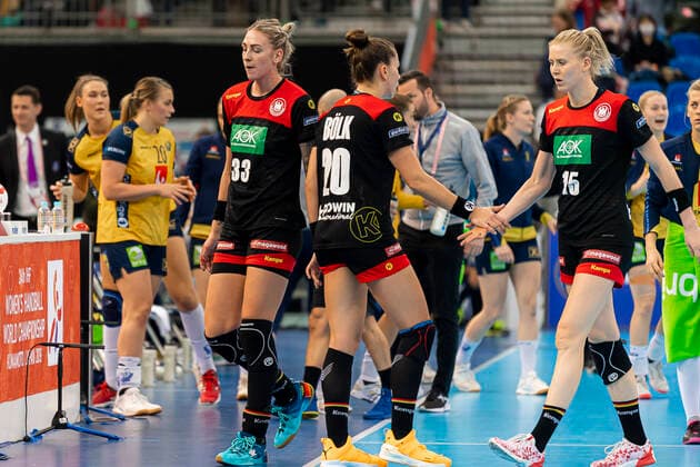 Handball, Womens World Cup 2019, Match for 7th place, 9th matchday , Germany Sweden Luisa Schulze Germany Bietigheim , Emily Boelk Bölk Germany Thueringer HC , Kim Naidzinavicius Germany Bietigheim dissatisfied disappointed disappointed down frustrated, Kumamoto Park Dome Kumamoto Japan