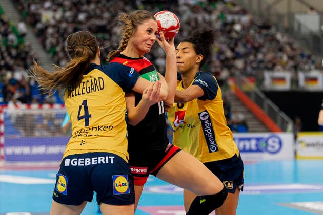 Handball, Women WM 2019, Match for 7th Place, 9th Matchday , Germany Sweden v li Olivia Mellegard Sweden , Alicia Stolle Germany Thueringer HC , Jamina Roberts Sweden Kumamoto Park Dome Kumamoto Japan