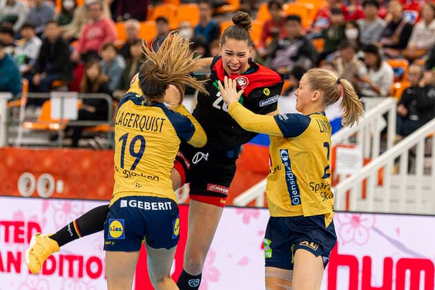 Handball, Women WM 2019, Match for 7th Place, 9th Matchday , Germany Sweden v li Anna Lagerquist Sweden , Emily Boelk Bölk Germany Thueringer HC , Emma Lindqvist Sweden Kumamoto Park Dome Kumamoto Japan