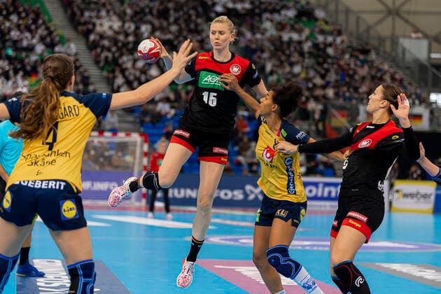 Handball, Women WM 2019, Match for 7th Place, 9th Matchday , Germany Sweden v li Olivia Mellegard Sweden , Kim Naidzinavicius Germany Bietigheim , Jamina Roberts Sweden , Julia Behnke Germany Rostov Don Kumamoto Park Dome Kumamoto Japan