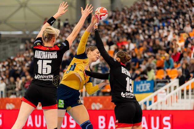 Handball, Women WM 2019, Match for 7th Place, 9th Matchday , Germany Sweden v left Kim Naidzinavicius Germany Bietigheim , Carin Stromberg Sweden , Julia Behnke Germany Rostov Don Kumamoto Park Dome Kumamoto Japan