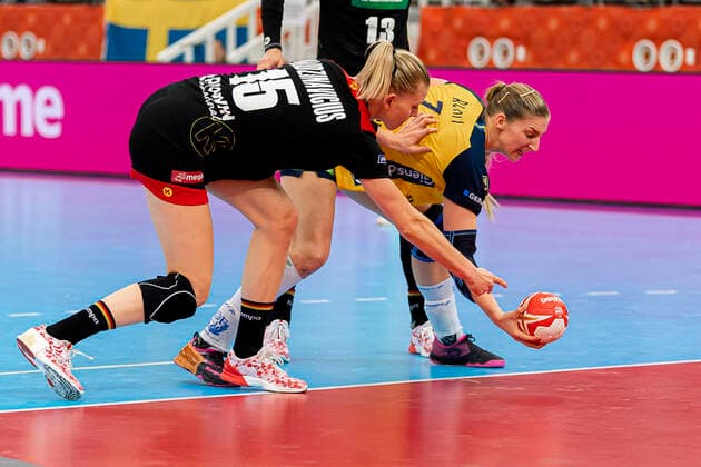 Handball, Women WM 2019, Match for 7th Place, 9th Matchday , Germany Sweden Kim Naidzinavicius Germany Bietigheim , Linn Blohm Sweden Kumamoto Park Dome Kumamoto Japan