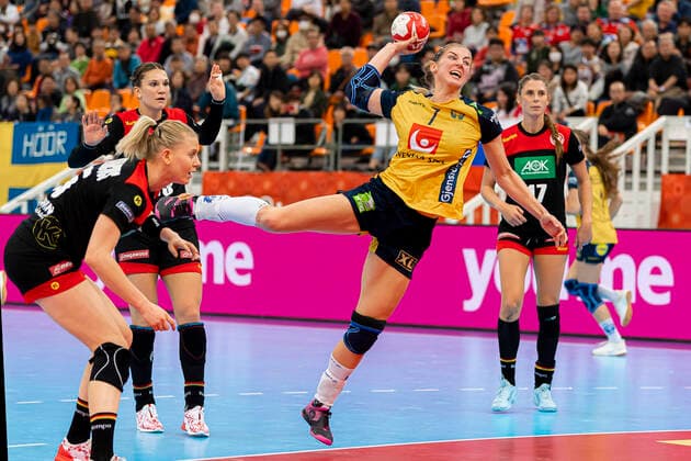 Handball, Womens World Cup 2019, Match for 7th Place, 9th Matchday , Germany Sweden v left Kim Naidzinavicius Germany Bietigheim , Julia Behnke Germany Rostov Don , Linn Blohm Sweden , Alicia Stolle Germany Thueringer HC Kumamoto Park Dome Kumamoto Japan