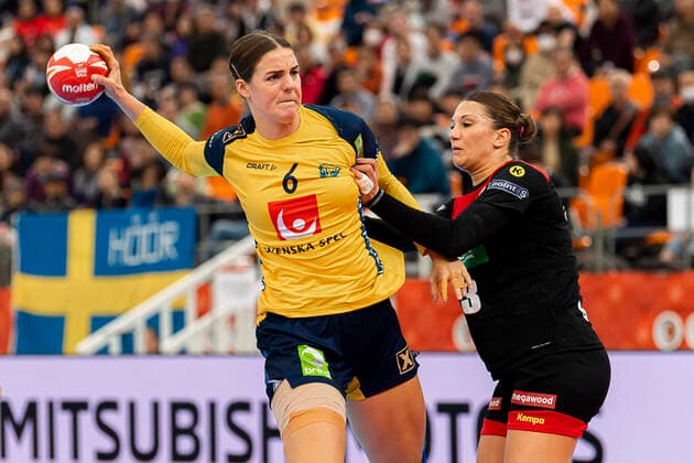 Handball, Women WM 2019, Match for 7th place, 9th matchday , Germany Sweden v left in duel Carin Stromberg Sweden , Julia Behnke Germany Rostov Don Kumamoto Park Dome Kumamoto Japan