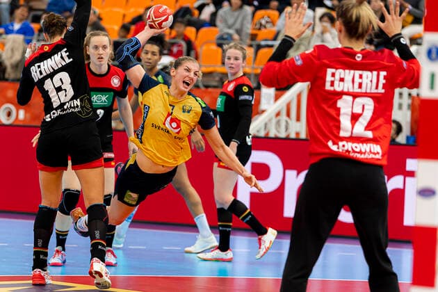 Handball, Women WM 2019, Match for 7th Place, 9th Matchday , Germany Sweden v li Julia Behnke Germany Rostov Don , Linn Blohm Sweden , Torhueterin Dinah Eckerle Germany SG BBM Bietigheim Kumamoto Park Dome Kumamoto Japan