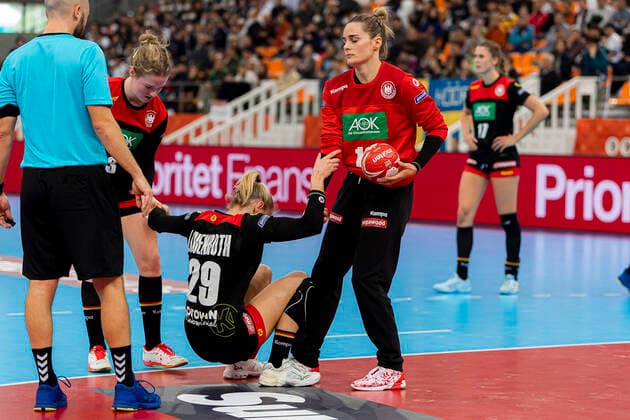 Handball, Women WM 2019, Match for 7th Place, 9th Matchday , Germany Sweden v li Amelie Berger Germany Bietigheim , Antje Lauenroth Germany Bietigheim , Goalkeeper Dinah Eckerle Germany SG BBM Bietigheim Kumamoto Park Dome Kumamoto Japan