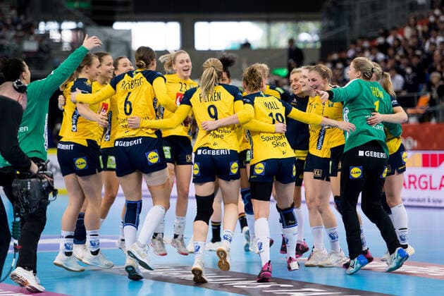191213 The Swedish team celebrate after winning the Women s World Handball Championship game between Germany and Sweden on December 13, 2019 in Kumamoto Photo Daniel Stiller Bildbyran kod DS 59427 bbeng dam women handball handboll world handball championship 2019 handball sweden sverige vm germany tyskland jubel,  Copyright: DANIELxSTILLER BB191213DS017