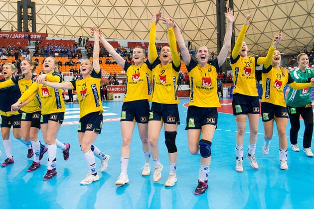 191213 The Swedish team celebrate after winning the Women s World Handball Championship game between Germany and Sweden on December 13, 2019 in Kumamoto Photo Daniel Stiller Bildbyran kod DS 59427 bbeng dam women handball handboll world handball championship 2019 handball sweden sverige vm germany tyskland jubel,  Copyright: DANIELxSTILLER BB191213DS018
