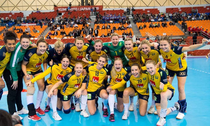 191213 The Swedish team celebrate after winning the Women s World Handball Championship game between Germany and Sweden on December 13, 2019 in Kumamoto Photo Daniel Stiller Bildbyran kod DS 59427 bbeng dam women handball handboll world handball championship 2019 handball sweden sverige vm germany tyskland jubel,  Copyright: DANIELxSTILLER BB191213DS019