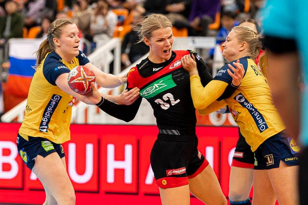 Handball, Womens World Cup 2019, Match for 7th place, 9th matchday, Germany Sweden v left in duel Evgenija Minevskaja Germany Brest and Linn Blohm Sweden Kumamoto Park Dome Kumamoto Japan