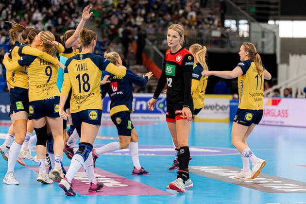 Handball, Womens World Cup 2019, Match for 7th place, 9th matchday, Germany Sweden Evgenija Minevskaja Germany Brest dissatisfied disappointed disappointed down frustrated, in the background Sweden celebrates Kumamoto Park Dome Kumamoto Japan