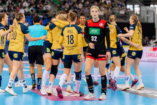 Handball, Womens World Cup 2019, Match for 7th place, 9th matchday, Germany Sweden Evgenija Minevskaja Germany Brest dissatisfied disappointed disappointed down frustrated, in the background Sweden celebrates Kumamoto Park Dome Kumamoto Japan