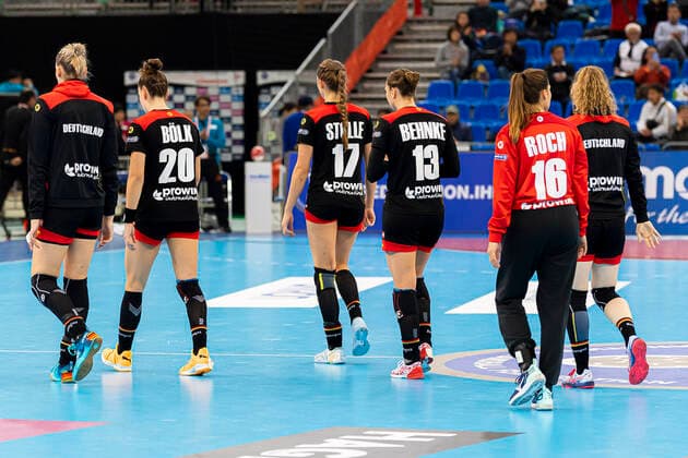 Handball, Women WM 2019, Match for 7th Place, 9th Matchday , Germany Sweden v li Luisa Schulze Germany Bietigheim , Emily Boelk Bölk Germany Thueringer HC , Alicia Stolle Germany Thueringer HC , Julia Behnke Germany Rostov Don , Torhueterin Isabell Roch Germany Dortmund Kumamoto Park Dome Kumamoto Japan