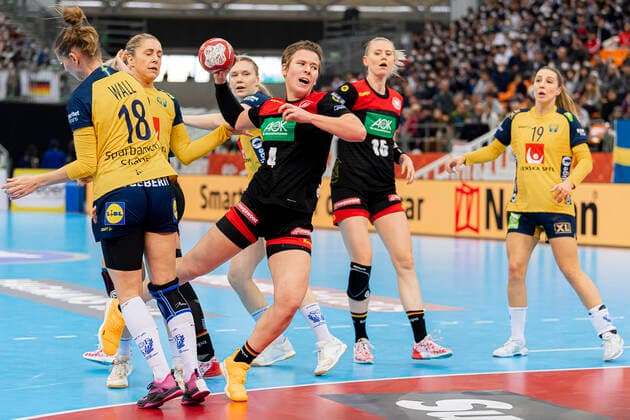 Handball, Women WM 2019, Match for 7th place, 9th matchday , Germany Sweden v li MArie Wall Sweden , Alina Grijseels Germany Dortmund Kumamoto Park Dome Kumamoto Japan