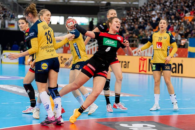 Handball, Women WM 2019, Match for 7th place, 9th matchday , Germany Sweden v li MArie Wall Sweden , Alina Grijseels Germany Dortmund Kumamoto Park Dome Kumamoto Japan