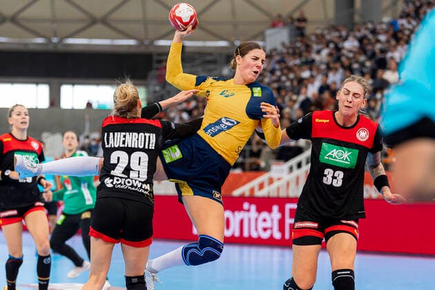 Handball, Womens World Cup 2019, Match for 7th place, 9th matchday, Germany Sweden v left in duel Antje Lauenroth Germany Bietigheim and Carin Stromberg Sweden , Luisa Schulze Germany Bietigheim Kumamoto Park Dome Kumamoto Japan