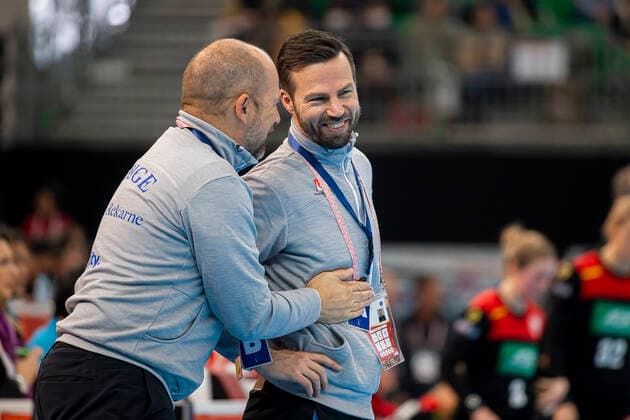 Handball, Women WM 2019, Game for place 7, 9 Matchday , Germany Sweden Coach Henrik Signell Sweden laughing laughing smiling good mood grinning grinning Kumamoto Park Dome Kumamoto Japan