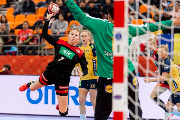 Handball, Women WM 2019, Match for 7th Place, 9th Matchday , Germany Sweden v li Meike Schmelzer Germany Thueringer HC , Martina Thorn Sweden Kumamoto Park Dome Kumamoto Japan