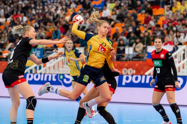Handball, Women WM 2019, Match for 7th Place, 9th Matchday , Germany Sweden v left Kim Naidzinavicius Germany Bietigheim , Emma Lindqvist Sweden Kumamoto Park Dome Kumamoto Japan
