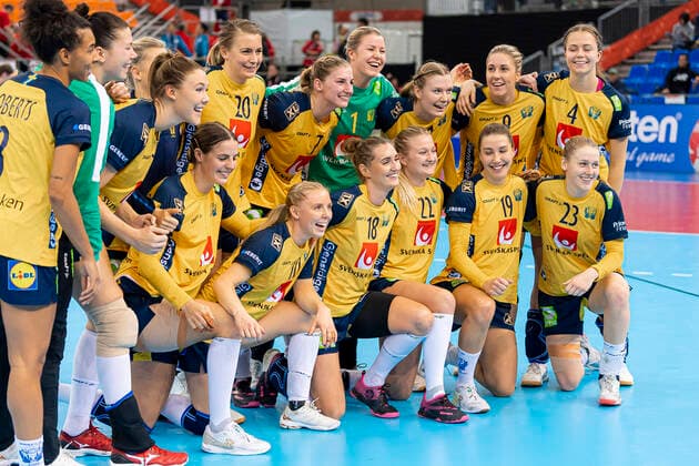 Handball, Women WM 2019, Match for 7th place, 9th matchday, Germany Sweden the team of Sweden final cheer final cheer emotion joy Kumamoto Park Dome Kumamoto Japan
