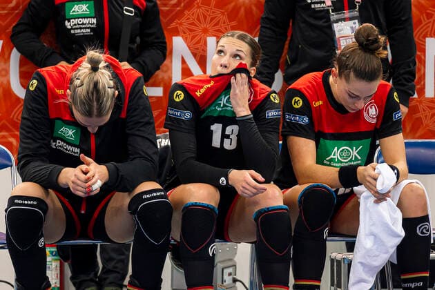 Handball, Women WM 2019, Match for 7th Place, 9th Matchday , Germany Sweden v li Luisa Schulze Germany Bietigheim , Julia Behnke Germany Rostov Don , Emily Boelk Bölk Germany Thueringer HC Kumamoto Park Dome Kumamoto Japan