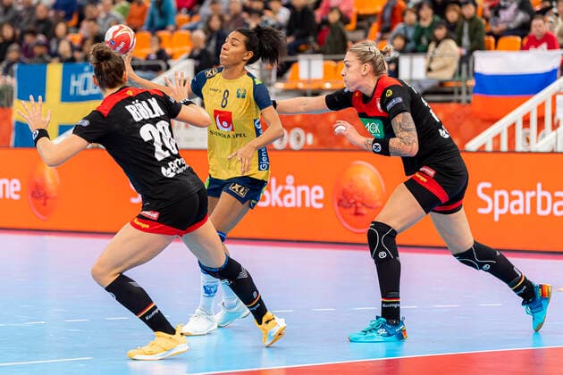 Handball, Women WM 2019, Match for 7th Place, 9th Matchday , Germany Sweden v li Emily Boelk Bölk Germany Thueringer HC , Jamina Roberts Sweden , Luisa Schulze Germany Bietigheim Kumamoto Park Dome Kumamoto Japan