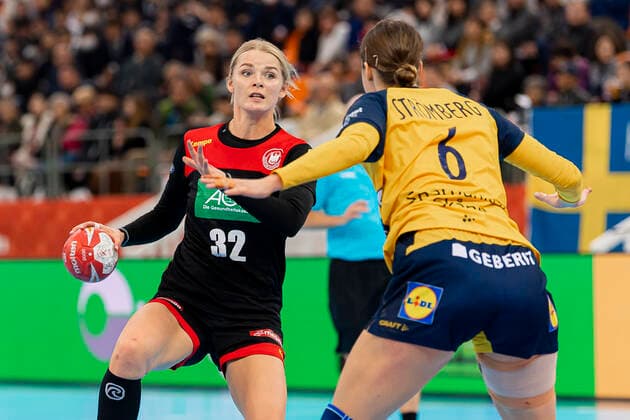 Handball, Women WM 2019, Match for place 7, 9 Matchday , Germany Sweden v li Evgenija Minevskaja Germany Brest , Carin Stromberg Sweden Kumamoto Park Dome Kumamoto Japan