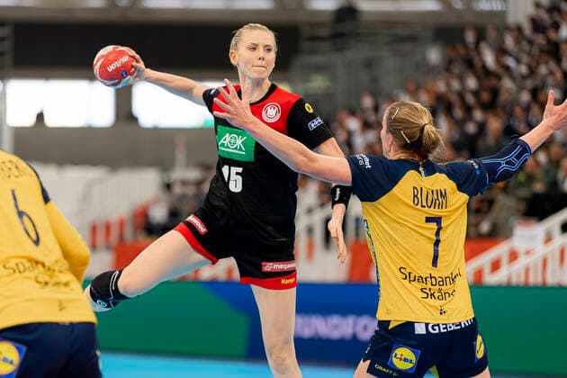 Handball, Women WM 2019, Match for 7th Place, 9th Matchday , Germany Sweden Kim Naidzinavicius Germany Bietigheim , Linn Blohm Sweden Kumamoto Park Dome Kumamoto Japan