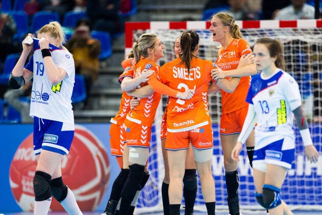 191213 Team Netherland celebrate and team Russia looks dejected efter the Women s World Handball Championship semifinal between Russia and Netherlands on December 13, 2019 in Kumamoto Photo Daniel Stiller Bildbyran kod DS 59428 bbeng dam women handball handboll world handball championship 2019 handball russia ryssland vm netherlands holland jubel depp,  Copyright: DANIELxSTILLER BB191213DS058