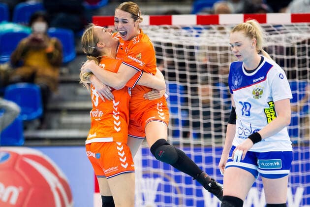 191213 Kelly Dulfer and Lois Abbingh of Netherlands celebrate while Kseniia Makeeva of Russia looks dejected after the Women s World Handball Championship semifinal between Russia and Netherlands on December 13, 2019 in Kumamoto Photo Daniel Stiller Bildbyran kod DS 59428 bbeng dam women handball handboll world handball championship 2019 handball russia ryssland vm netherlands holland jubel depp,  Copyright: DANIELxSTILLER BB191213DS061