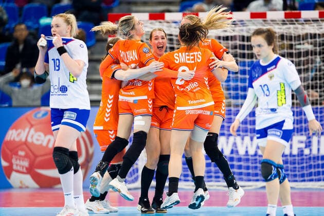 191213 Team Netherlands celebra while Kseniia Makeeva och Anna Vyakhireva of Russia looks dejected after the Women s World Handball Championship semifinal between Russia and Netherlands on December 13, 2019 in Kumamoto Photo Daniel Stiller Bildbyran kod DS 59428 bbeng dam women handball handboll world handball championship 2019 handball russia ryssland vm netherlands holland jubel depp,  Copyright: DANIELxSTILLER BB191213DS062